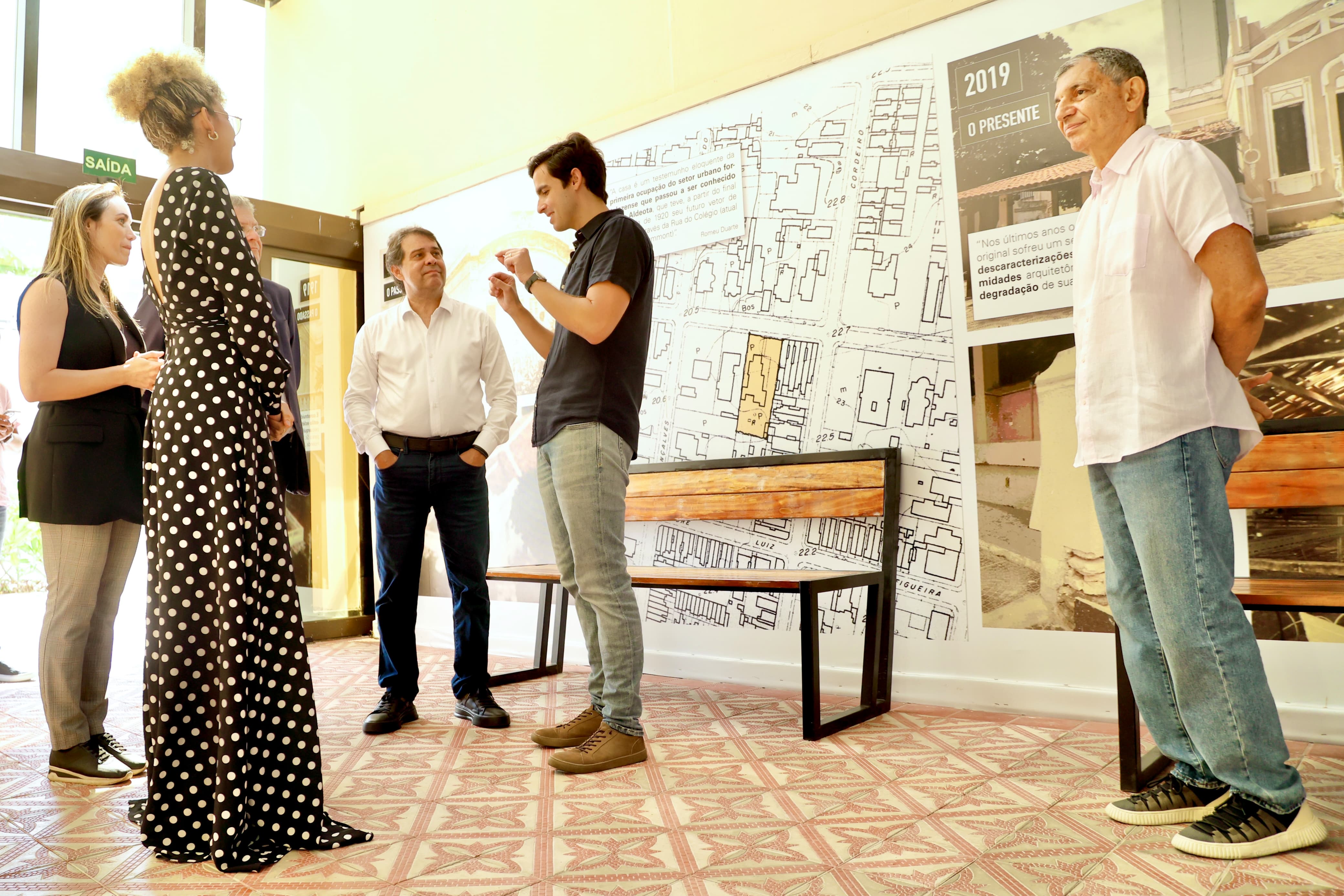 grupo de pessoas posa para a foto